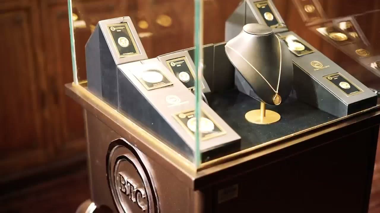 The Aten Collection on display at the Egyptian Museum, in its BTC case